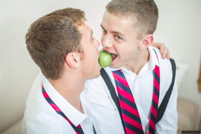 Ian Levine and Connor Maguire fuck each other