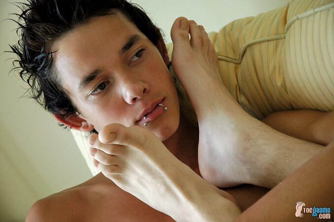 Riley Wiggins and Cain worshiping their naked feet and jerking each other