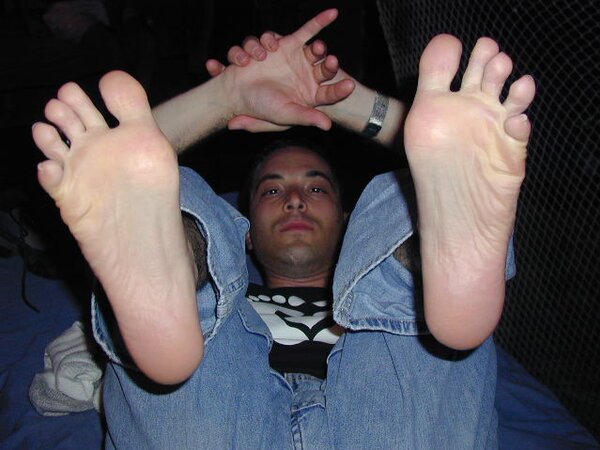 Keith shows off his slim feet at the party venue
