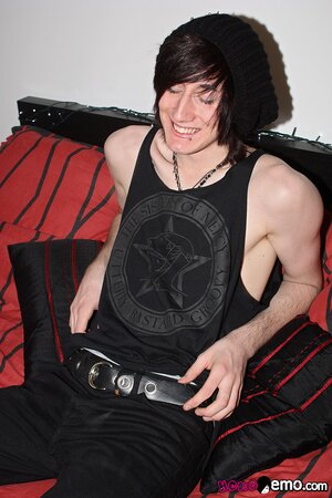 Bisexual twink Terror Ted shows off his smooth body and cums hard