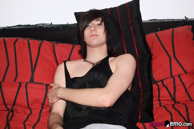 Bisexual twink Terror Ted shows off his smooth body and cums hard