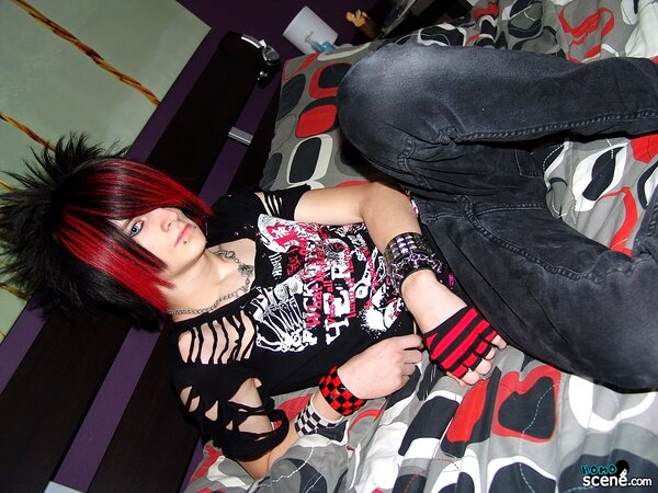 Vayne Insanity strips down and shows off his hot emo body while wanking