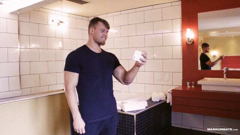 Muscle man Brad gets off in the shower