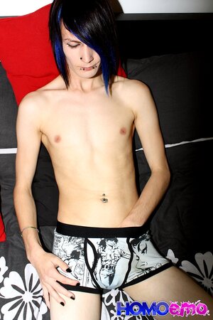 Tyler Ellis jerks off as a true emo boy