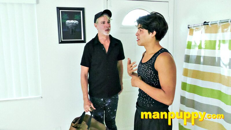 Julian Jaden gets a 5-star handjob from Richard Lennox