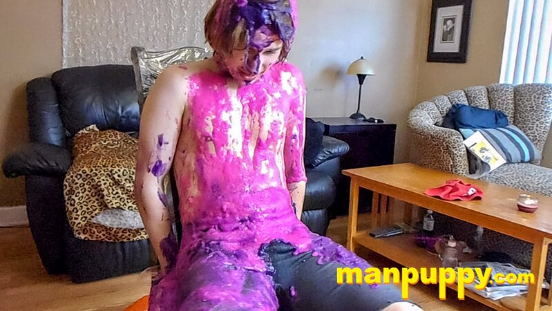 Richard Lennox plays with Elis Ataxxx's feet before a slime session