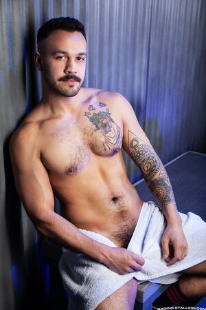 Dev Tyler takes Brian Bonds cock bareback