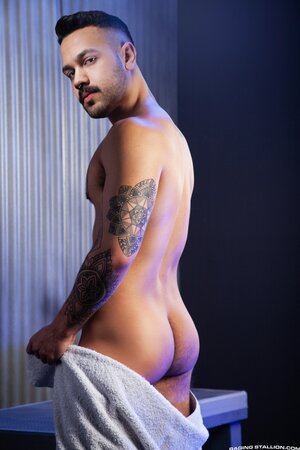 Dev Tyler takes Brian Bonds cock bareback