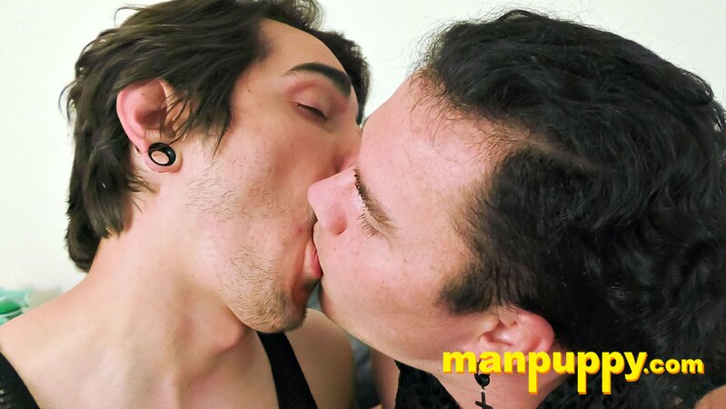 Johnny Mercy kisses Leo Blue deep for half hour