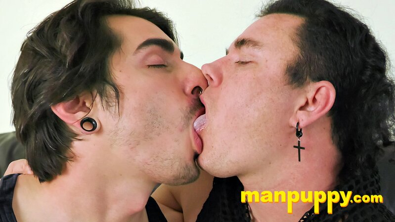 Johnny Mercy kisses Leo Blue deep for half hour