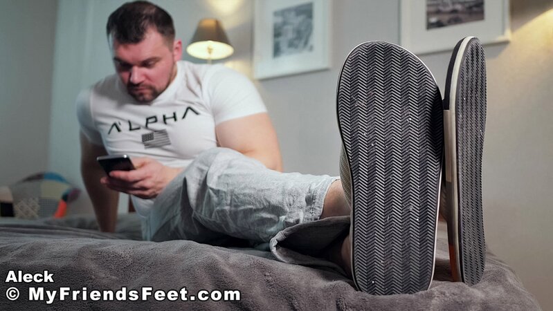 Aleck shows his size 11 feet in flip-flops