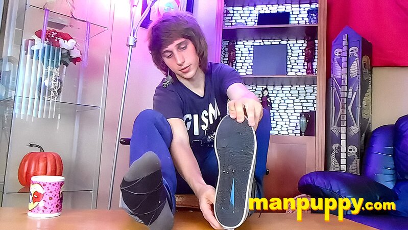 Elis Ataxxx removes sneakers and lets you sniff socks