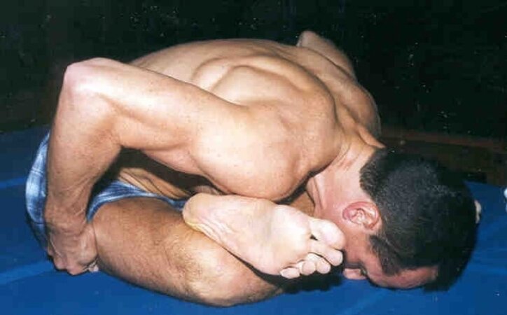 Tommi balances Alan Pratt with his size 14 feet