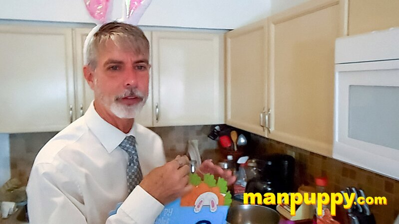 Richard Lennox jerks off at Easter and cums on table