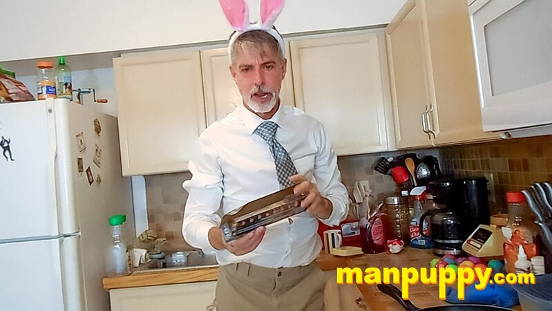 Richard Lennox jerks off at Easter and cums on table