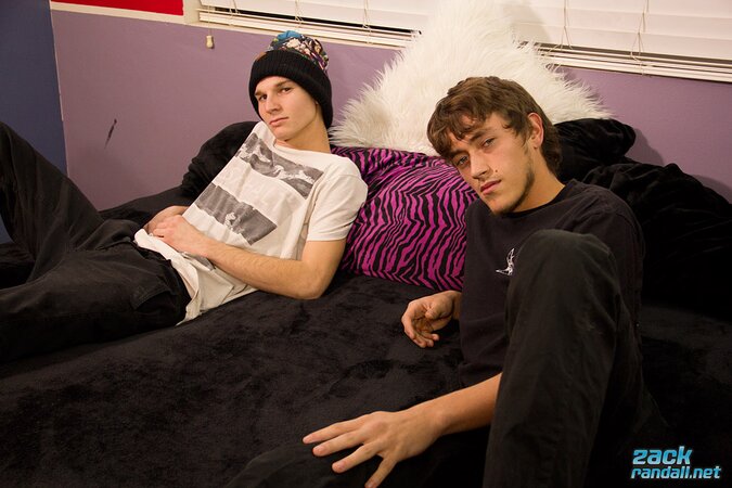 Gravy Davy and William Steele compete for the biggest cum shot in the bedroom