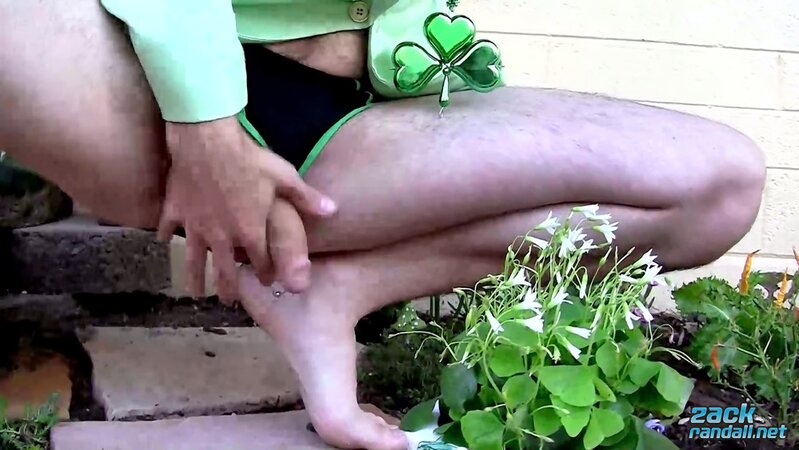 Dick Cummings beats his thick cock and splashes jizz in the sun