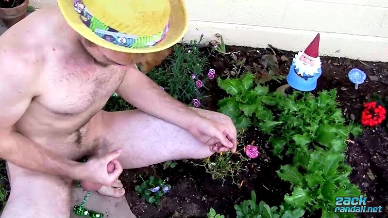 Dick Cummings beats his thick cock and splashes jizz in the sun